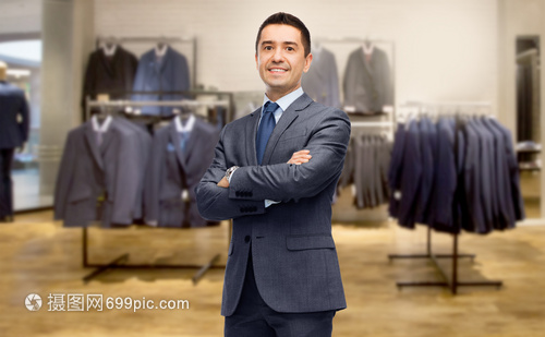 商业,人,男装,销售服装快乐的微笑商人穿西装服装店的背景
